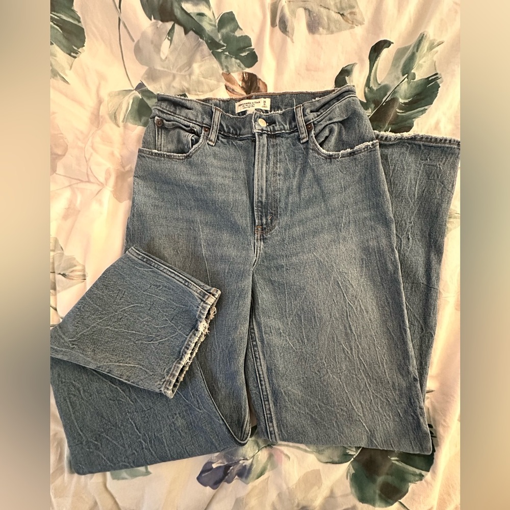 A & F The ‘90s Straight Ultra High Rise (Curve Love), Size 28/6R